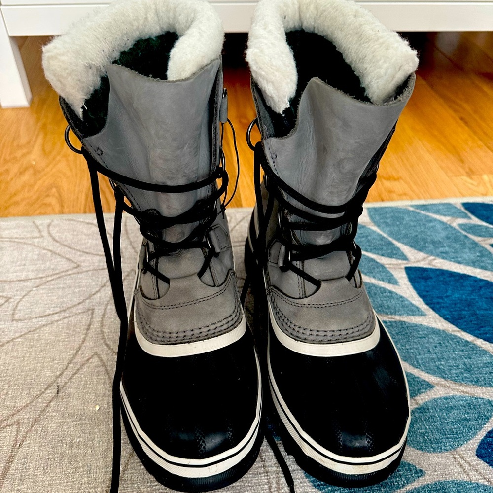 Sorel caribou size 8.5 worn a total of 2 x . Very warm keeps the water out